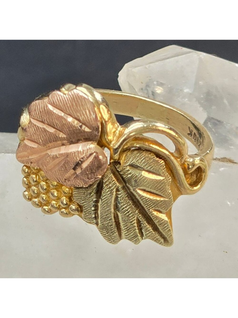 10K Landstroms Black Hills Gold Ring With Grape & Leaf Design Size 5.75 HS304